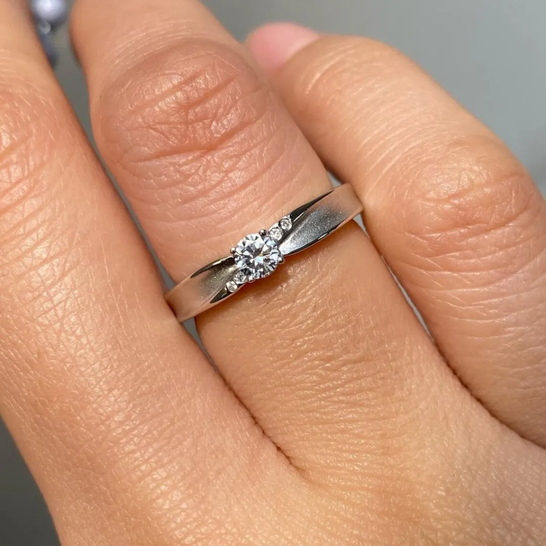 /public/photos/live/Round Cut Cluster Moissanite Engagement Ring 442 (2).webp